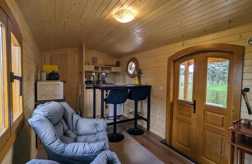 Monistrol-sur-Loire House | Roulotte cosy avec jacuzzi et spa, massages bien-être, nature et calme, près de Lyon - FR-1-582-477