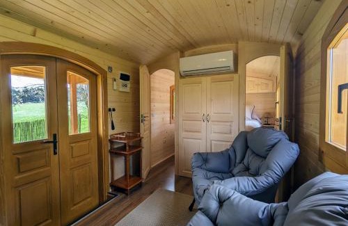 Monistrol-sur-Loire House | Roulotte cosy avec jacuzzi et spa, massages bien-être, nature et calme, près de Lyon - FR-1-582-477