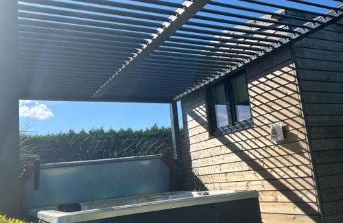 Tournai House | Roulotte du puits avec jacuzzi et sauna privatif
