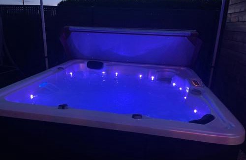 Tournai House | Roulotte du puits avec jacuzzi et sauna privatif