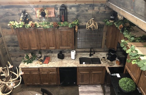 Broken Bow Cabin | Rowdy Coyote 🐺 Luxury Cabin-ZipLine-Arcade-Foosball-HotTub-FirePit-Gas Grill
