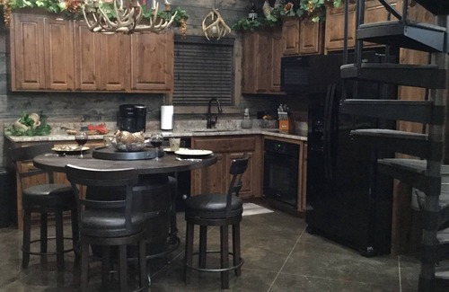 Broken Bow Cabin | Rowdy Coyote 🐺 Luxury Cabin-ZipLine-Arcade-Foosball-HotTub-FirePit-Gas Grill