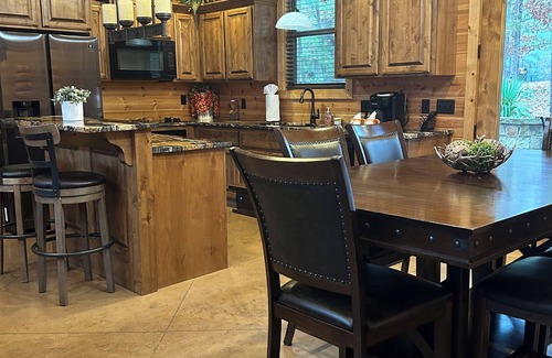Broken Bow Cabin | Rowdy Fox Cabin-Zipline-Fishing-Shuffleboard-Arcade-Hot tub-Air Hockey-Sleeps 8