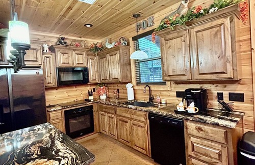 Broken Bow Cabin | Rowdy Fox Cabin-Zipline-Fishing-Shuffleboard-Arcade-Hot tub-Air Hockey-Sleeps 8