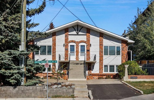 Southwest Calgary Apartment | Roxboro #3 Trendy Central 2BR Home Parking, Wifi