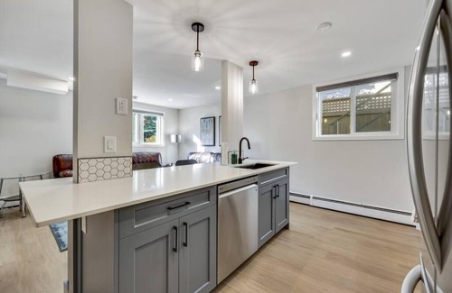 Southwest Calgary Apartment | Roxboro #3 Trendy Central 2BR Home Parking, Wifi