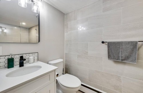 Southwest Calgary Apartment | Roxboro #3 Trendy Central 2BR Home Parking, Wifi