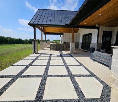 Brenham Villa | Roxell Ranch-A Country Retreat 12 Guests 6 beds