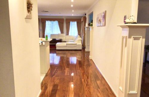 Roxburgh Park House | Roxy - A Spacious Cosy Getaway - Near Mel Airport