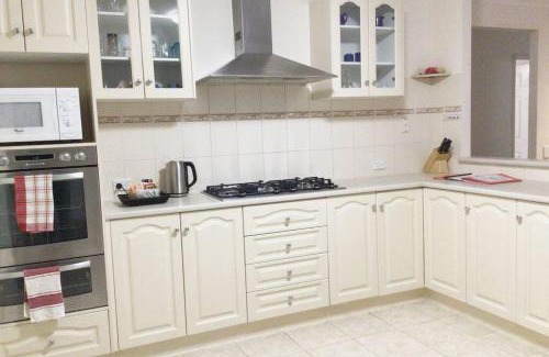 Roxburgh Park House | Roxy - A Spacious Cosy Getaway - Near Mel Airport