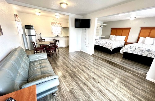 Larkspur Hotel | Royal Gateway Motel By OYO