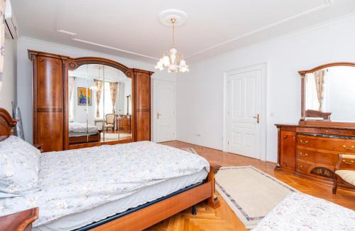 Old Town Apartment | Royal Meeting Point Apartment, Central Heart of Sarajevo