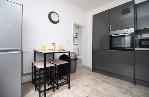 Adamsdown House | Royal Oak House by Tŷ SA - 5 bedroom house
