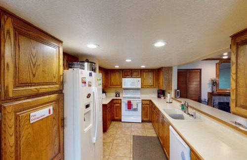 Brian Head Apartment | Royal Queen Suite Pool-Spa Ski-in out Gym, Sauna, Laundry, BBQ