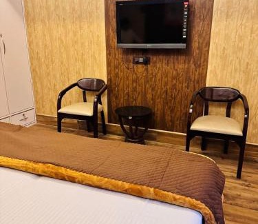Mahmoorganj Apartment | Royal Roots VNS - Entire Place