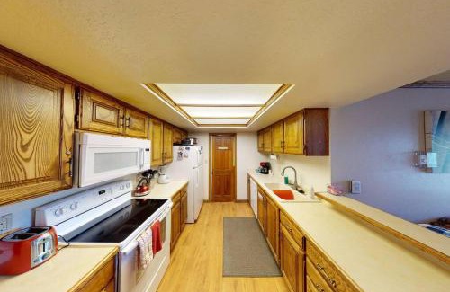 Brian Head Apartment | Royal Vista II Pool-Spa Ski-in out Gym, Sauna, Laundry, BBQ