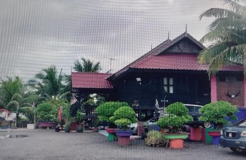 Kuala Kedah Ski Chalet | RUMAH KAYU ED BEACH Cafe