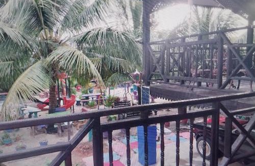 Kuala Kedah Ski Chalet | RUMAH KAYU ED BEACH Cafe