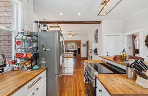 West Colfax House | Run by Host! 5 blks to Empower, MeowWolf, 10min to Coors Field, Avs