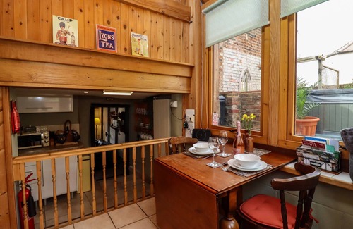 Tewkesbury Cottage | RUNNYMEDE, pet friendly, character holiday cottage in Tewkesbury