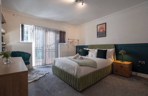 Marston Green House | Runway House - 5BR + Balcony + 3 Bathroom near HS2 JLR NEC