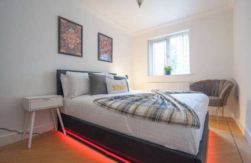 Marston Green House | Runway House - 5BR + Balcony + 3 Bathroom near HS2 JLR NEC