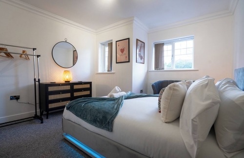 Marston Green House | Runway House - 5BR + Balcony + 3 Bathroom near HS2 JLR NEC