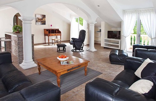 Finestrat Villa | Rural 3 bed villa with large garden and pool table