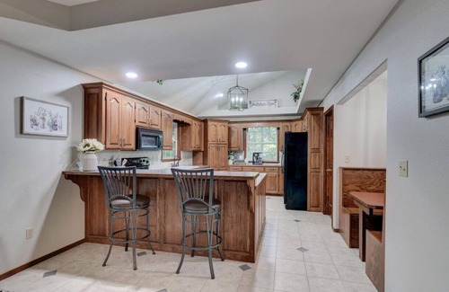 Powell Cabin | Rural 6 bedroom cabin - With a Hot Tub!