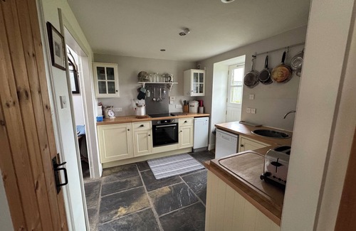West Calder Cottage | Rural Cottage With Beautiful Loch And Hill Views nr Edinburgh