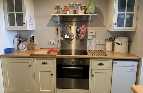 West Calder Cottage | Rural Cottage With Beautiful Loch And Hill Views nr Edinburgh