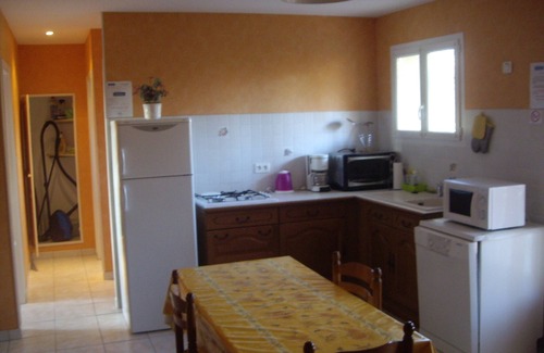 Puycornet Cottage | Rural lodging chenes in a cardre of greenery and flowers.