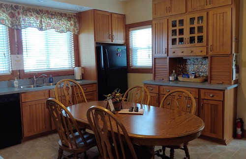 Port Clinton House | Rural Retreat yet close to the sites. Cedar point*Jet Express* African Safari