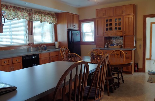 Port Clinton House | Rural Retreat yet close to the sites. Cedar point*Jet Express* African Safari