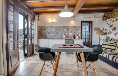 Tinajo Apartment | Rural Stone Cottage "Estudio Pu" with Volcano View, Garden & Wi-Fi