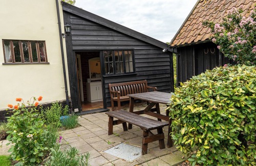 Stowmarket Cottage | Rural Timber Framed 16th C Cottage With Use Of Indoor Heated Pool