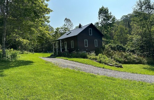Washington House | Rural Vermont with internet and Smart TV, cell phone works, Dogs welcome.