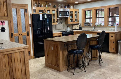 Stephenville Cabin | Rural western cabin- just 5 mins from exciting Stephenville!