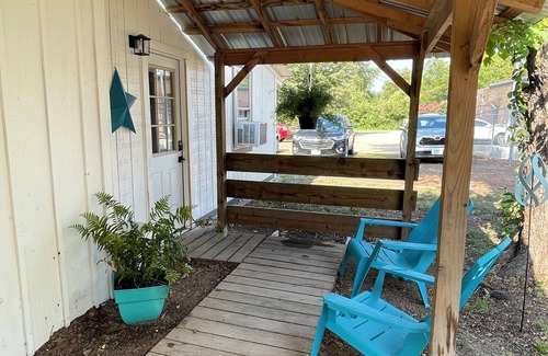 Lockesburg Apartment | Rustic 1-bedroom apartment with AC and WiFi in pleasant Lockesburg