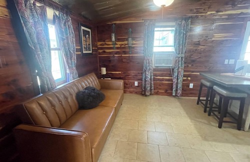 Lockesburg Apartment | Rustic 1-bedroom apartment with AC and WiFi in pleasant Lockesburg