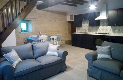 La Bataille House | Rustic 2 bed gite sleeps 4 near Chef Boutonne