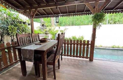 Penestanan Villa | Rustic 2 bedroom jungle retreat with AC in the heart of Ubud