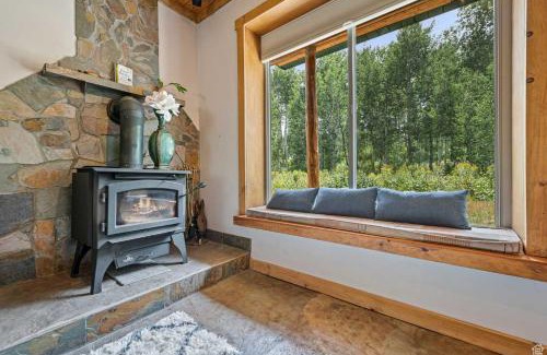 Silver Summit House | Rustic 5BR Escape with Private Hot Tub 25min to Park City