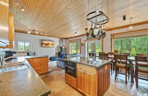Silver Summit House | Rustic 5BR Escape with Private Hot Tub 25min to Park City