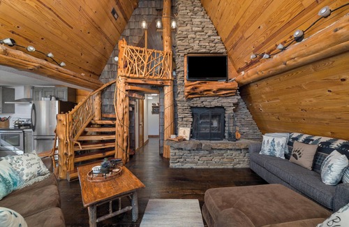 Branson Cabin | Rustic A-frame Cedar Cabin with loft, Lg Grill Outdoor Dining & Fire pit!