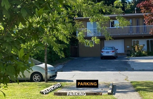 Surrey House | Rustic Aurora- Free Parking & Free WIFI(2 mins away from Downtown Surrey)