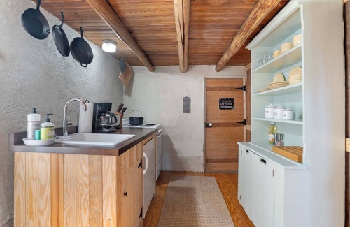 Batesville Apartment | Rustic Bailey's Retreat Cabin Near Wineries!