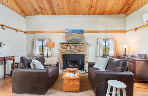 Batesville Apartment | Rustic Baileys Retreat Cabin Near Wineries!