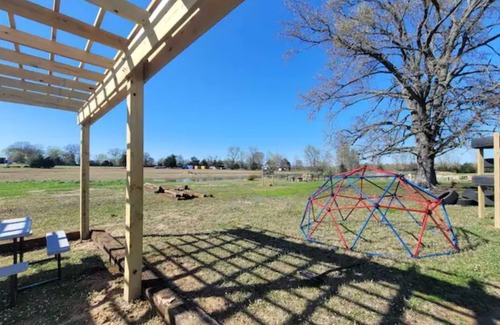 Winnsboro RV Rental | Rustic Bunk House!