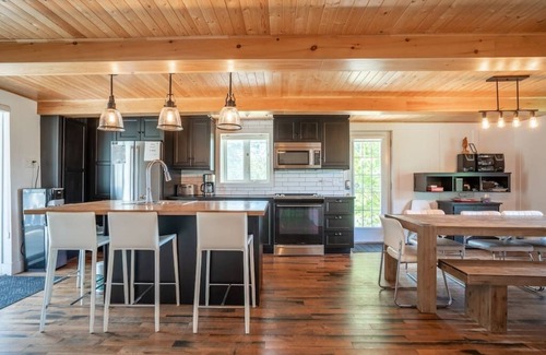 Mauricie Ski Chalet | Rustic & Modern Chalet. 32 Acre of Land. Avec SPA